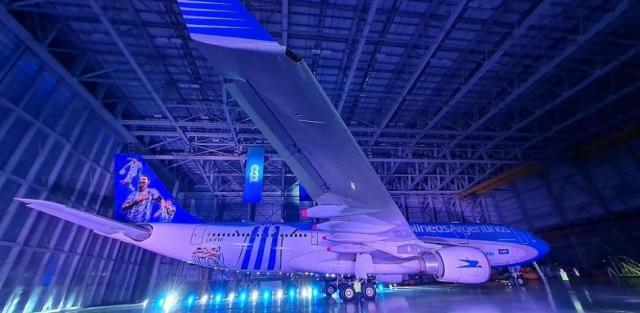 阿根廷队世界杯专机亮相 尾翼有梅西天使德·保罗