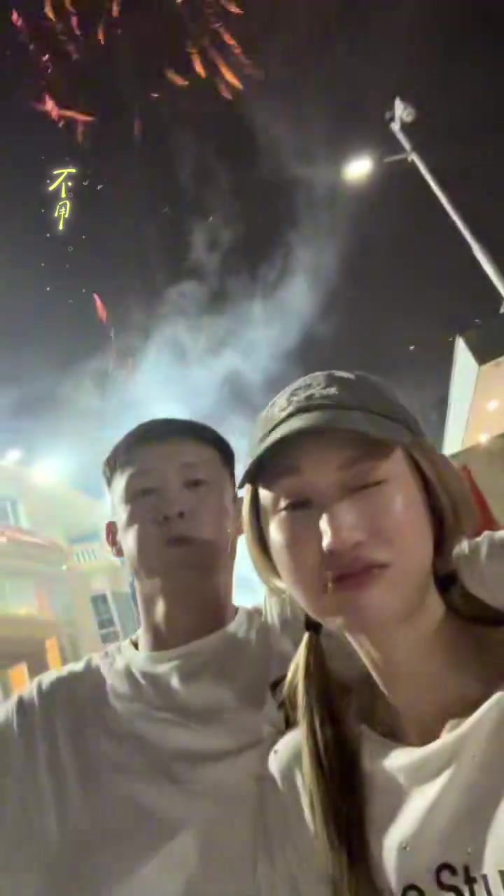 leyu-周鹏:烟花向空 你向我 岁岁年年皆相伴 祝大家元宵安康