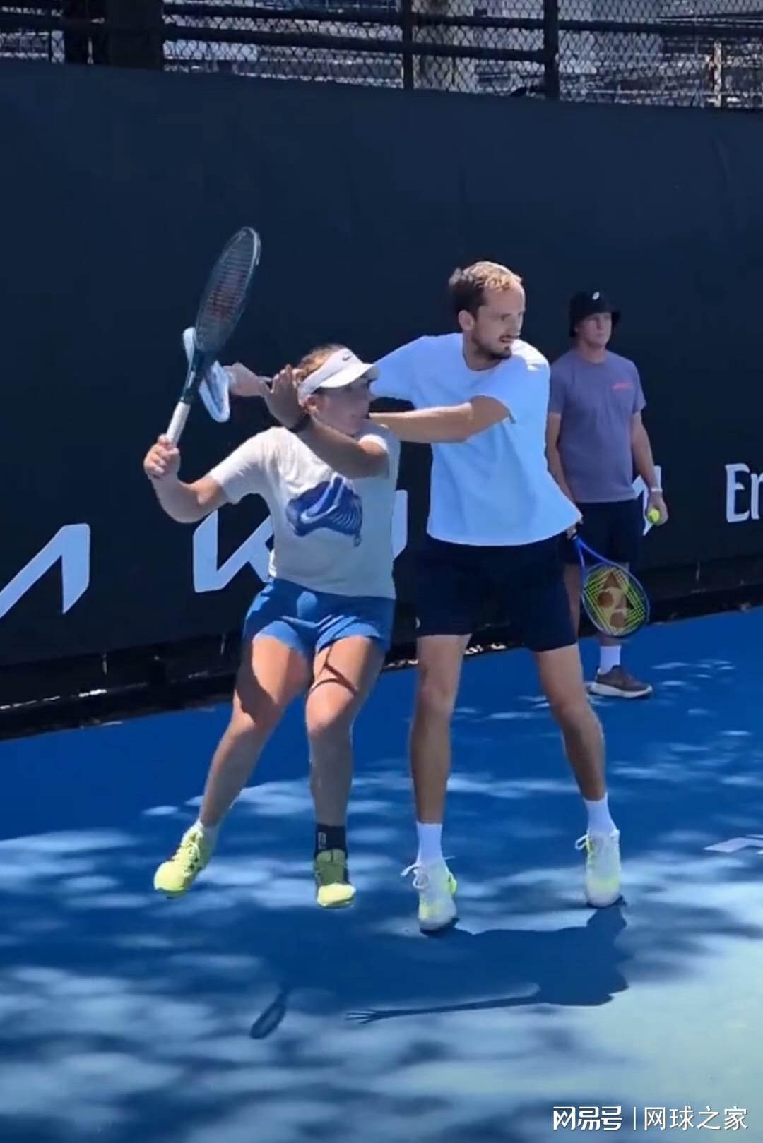 乐鱼电竞-外网网友对比小安娃与梅总正手慢动作，这其中很多道理引人深思