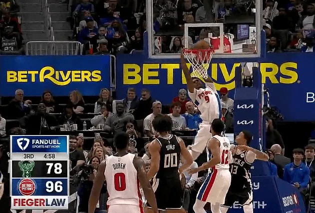 leyu-奥萨尔斜着身子空接暴扣，砍下8分4篮板4助攻2抢断2盖帽